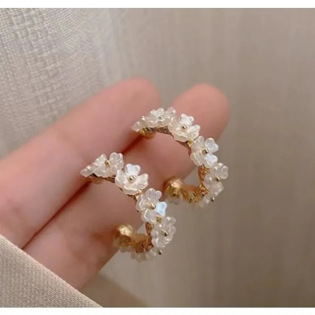 Elegantni okrogli uhani z rožicami